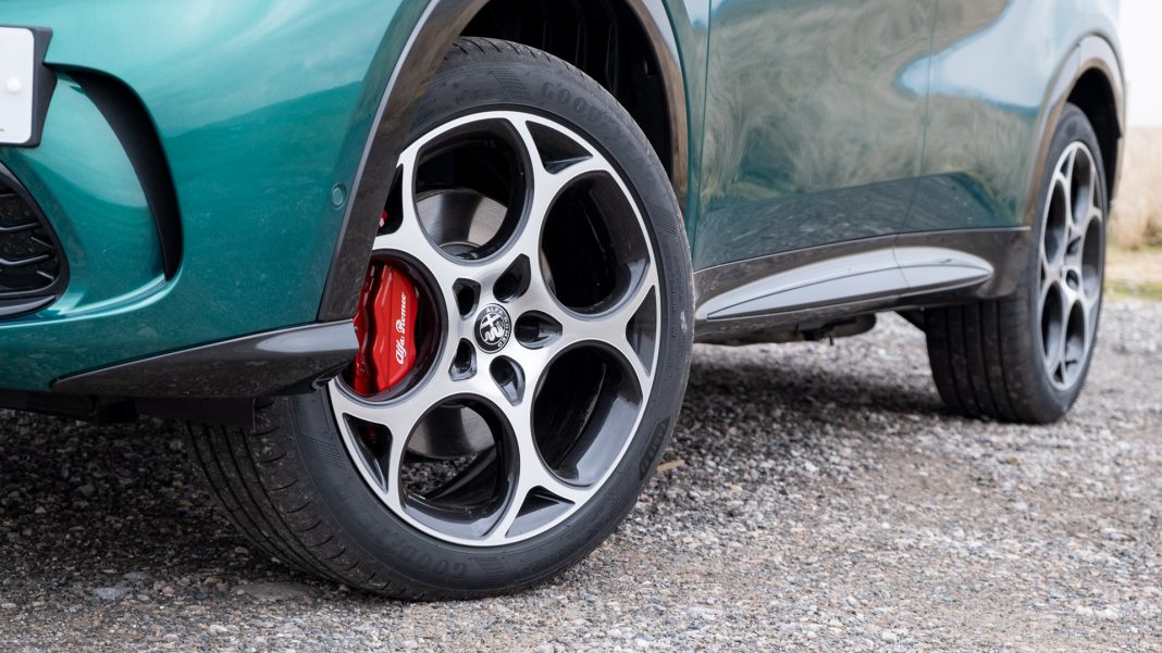 Alfa Romeo Tonale hybrid rims