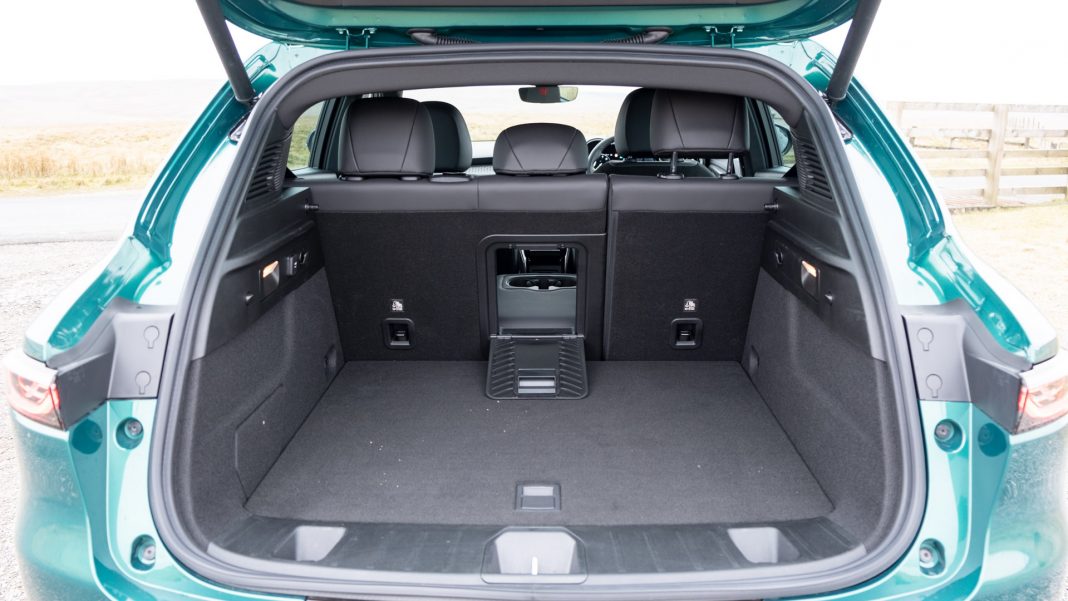 Alfa Romeo Tonale hybrid ski latch