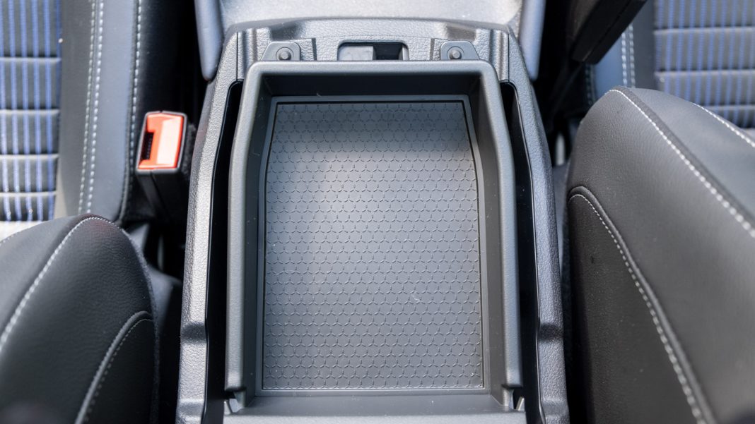 Nissan Qashqai armrest