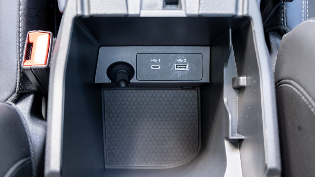 Nissan Qashqai front USB