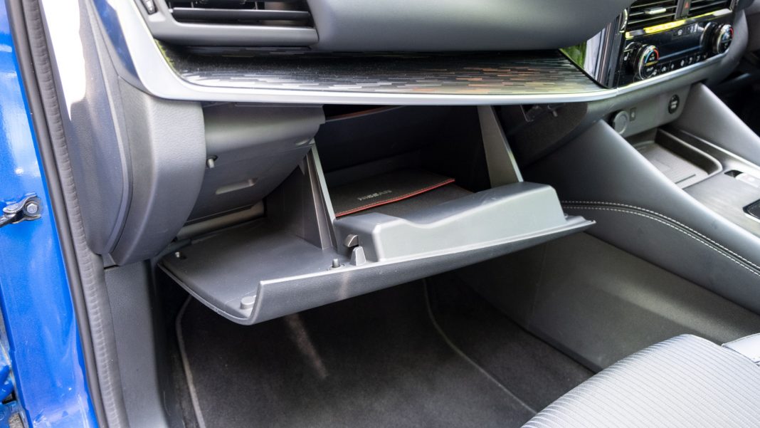 Nissan Qashqai glove box