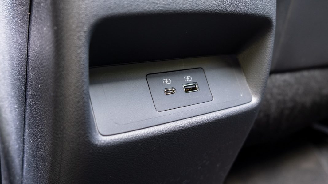 Nissan Qashqai rear USB