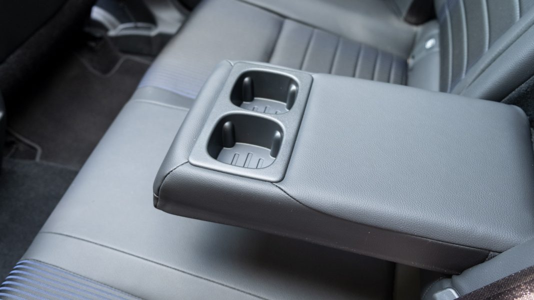 Nissan Qashqai rear cupholder