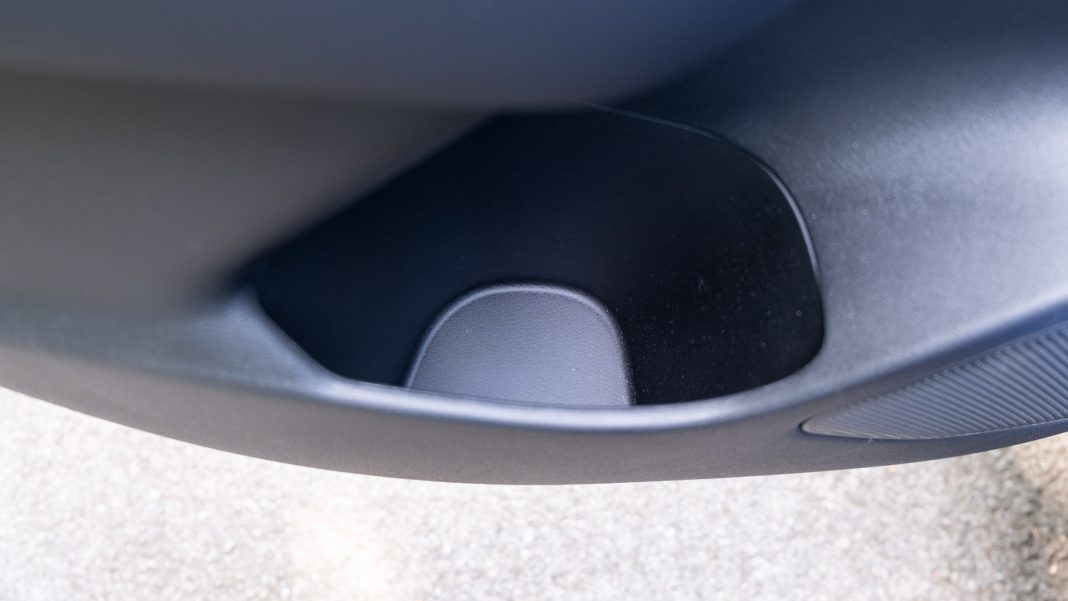 Nissan Qashqai rear door compartment