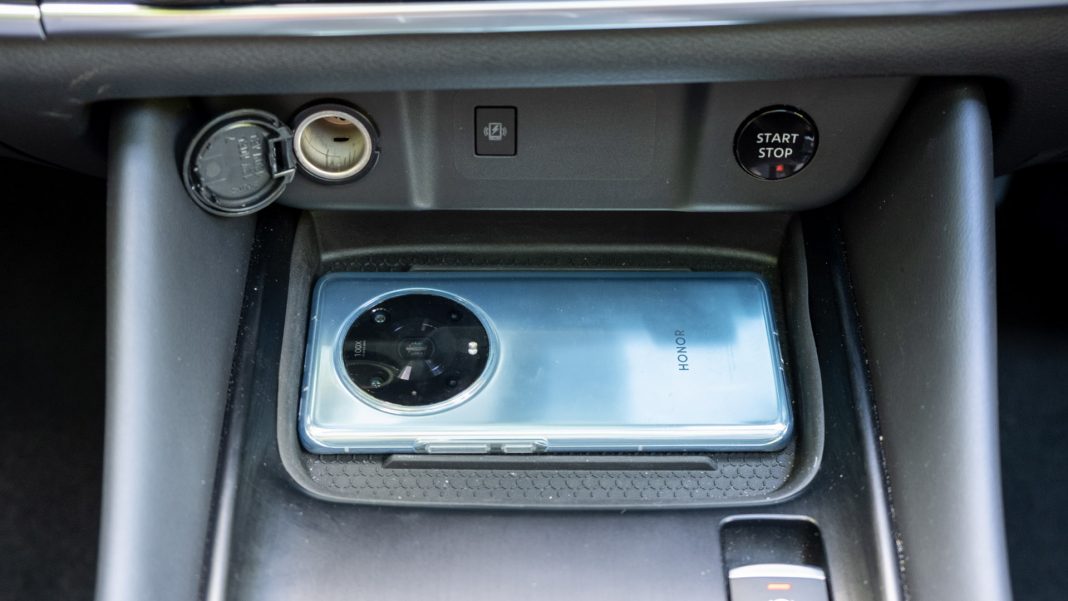 Nissan Qashqai smartphone charger