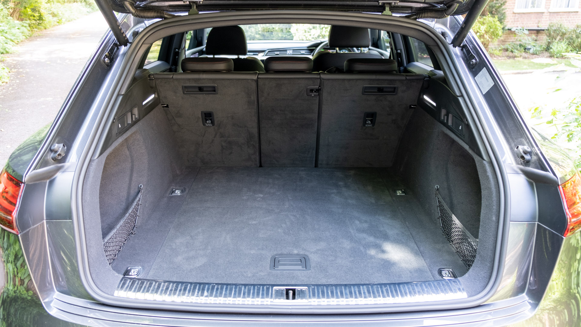 Audi Q8 e-tron rear space