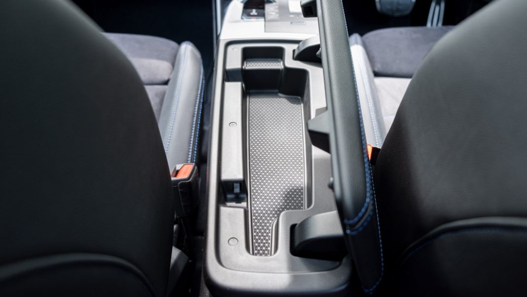 BMW iX1 centre console armrest
