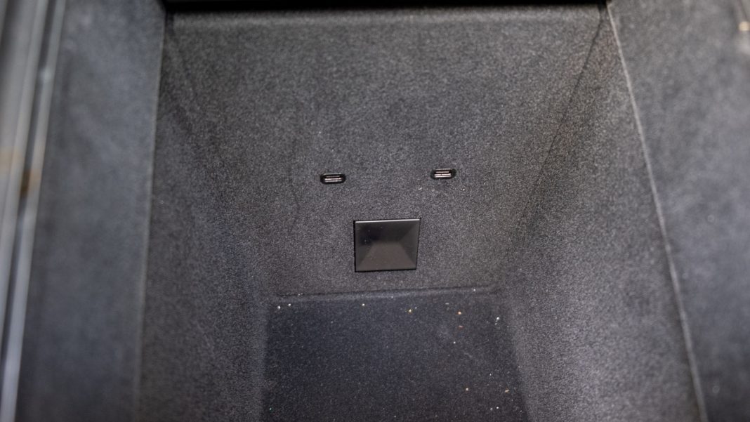 Tesla Model S Plaid front USB