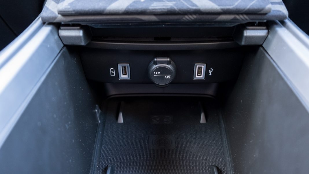 Jeep Avenger front USB