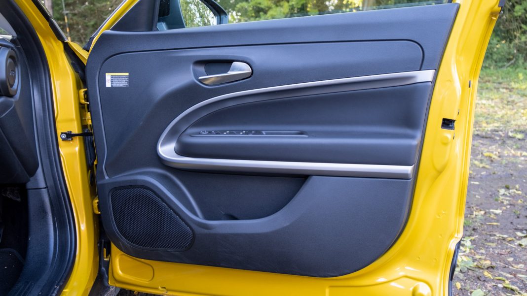 Jeep Avenger front door