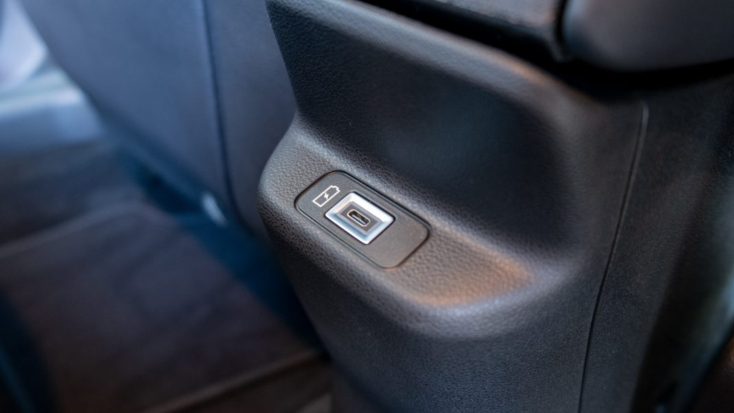 Jeep Avenger rear USB