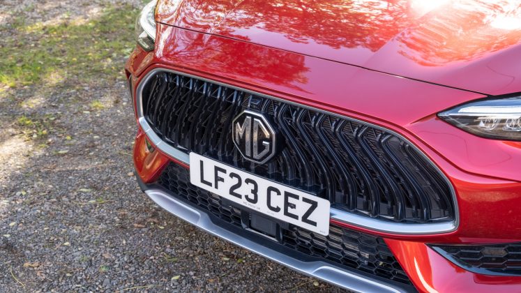 MG HS PHEV front grille