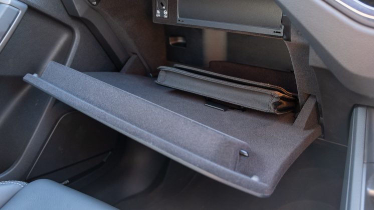 Audi Q3 TFSI e glove box