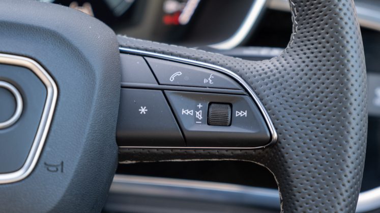 Audi Q3 TFSI e steering buttons