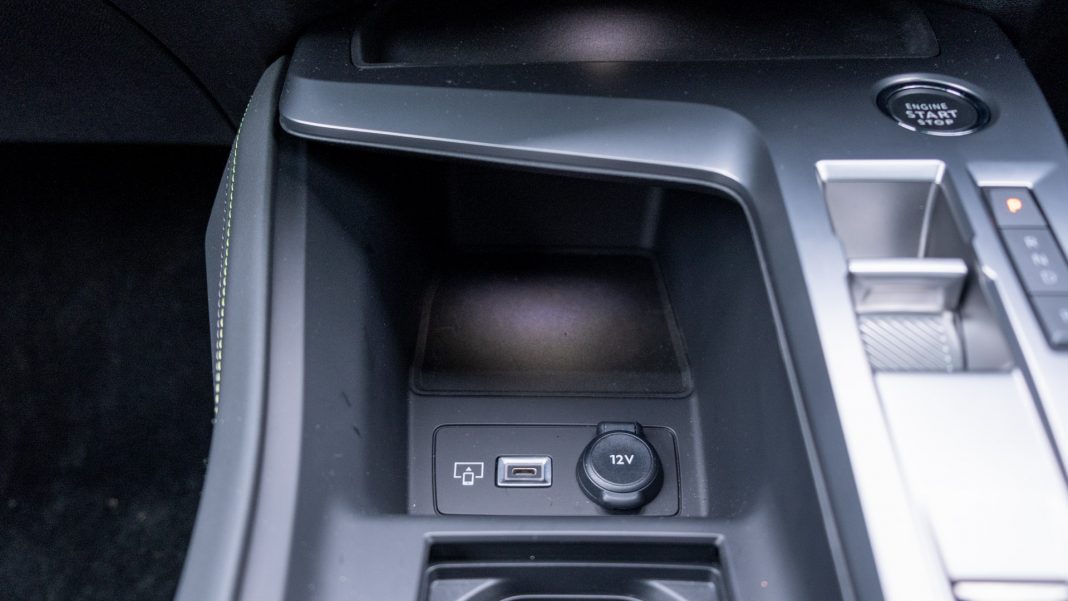 Peugeot e-308 front USB