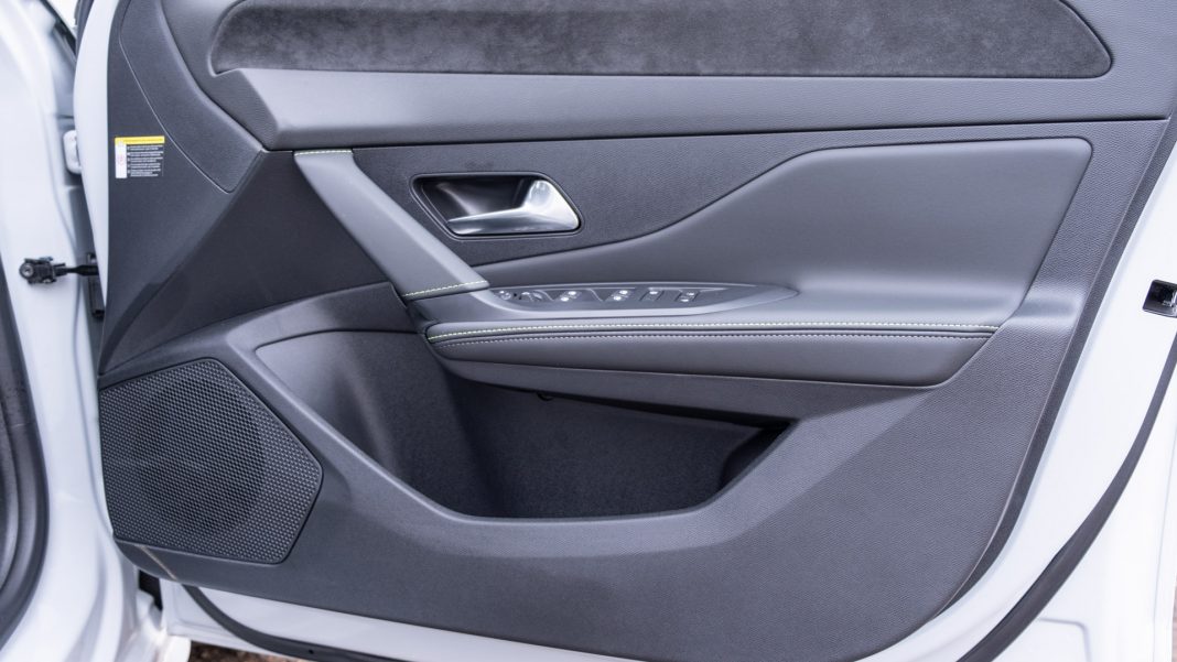 Peugeot e-308 front door