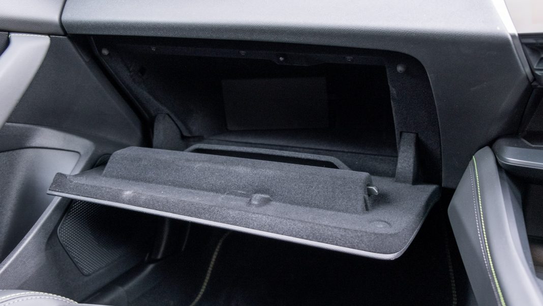 Peugeot e-308 glove box