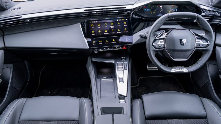 Peugeot e-308 interior space