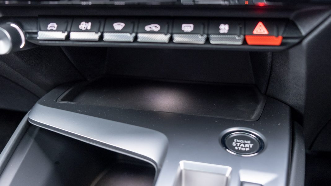 Peugeot e-308 phone charger