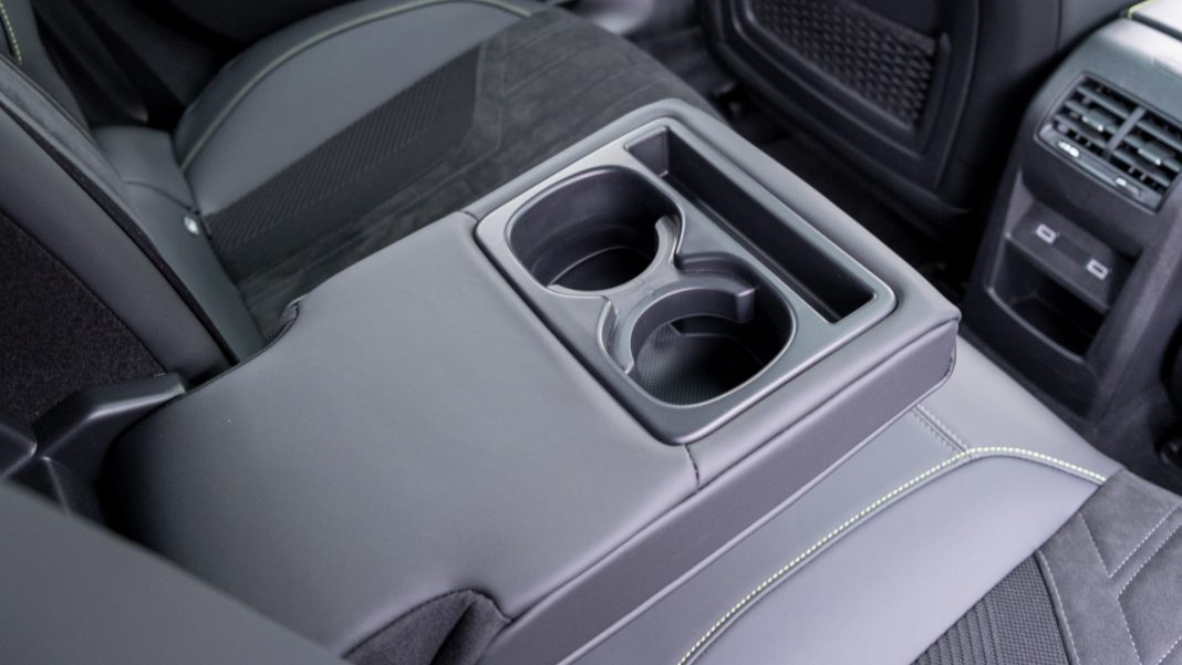 Peugeot e-308 rear cupholders