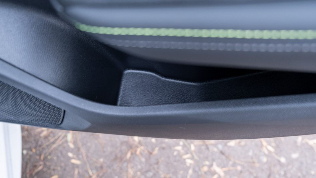 Peugeot e-308 rear door compartment