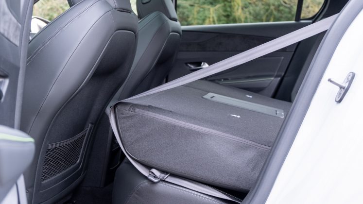 Peugeot e-308 seatbelt