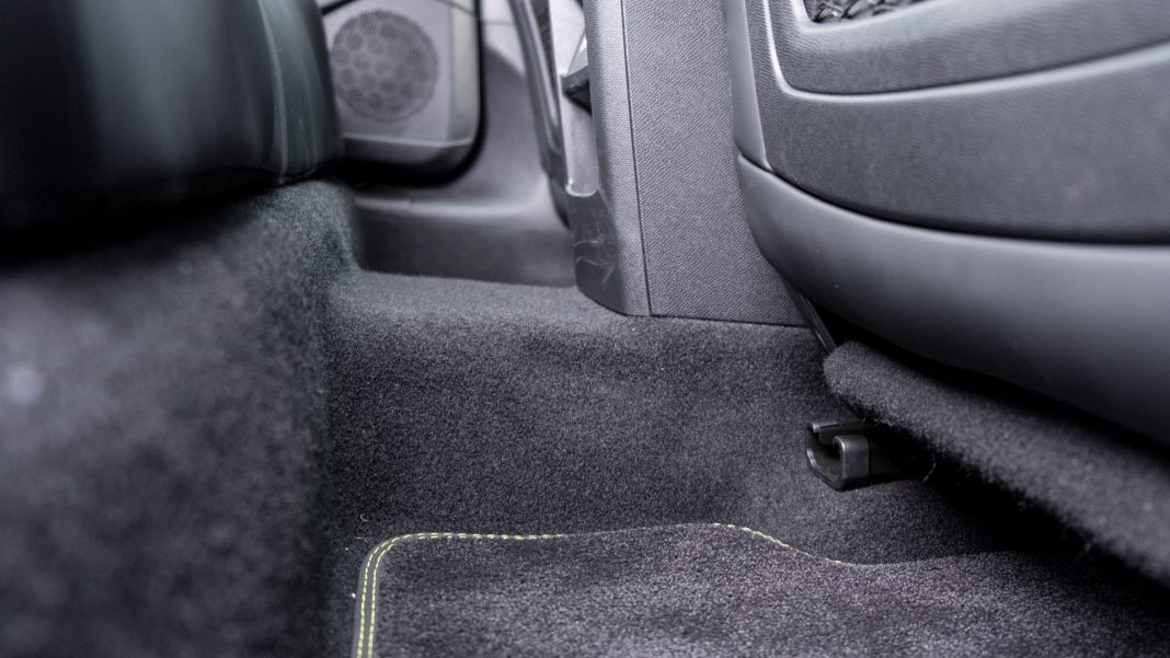 Peugeot e-308 transmission tunnel