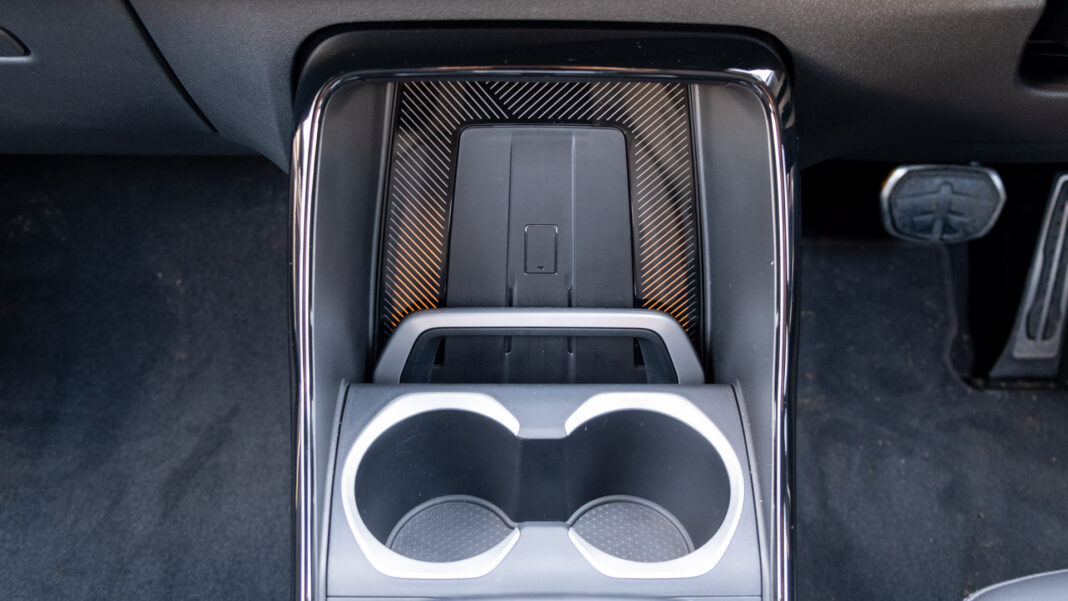 BMW iX2 phone charging