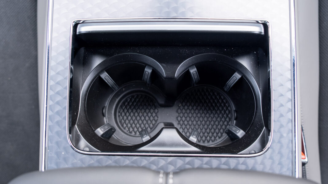 Bentley Flying Spur Hybrid cupholders