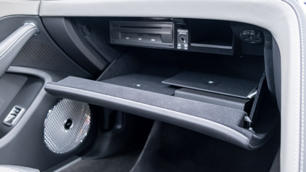 Bentley Flying Spur Hybrid glove box