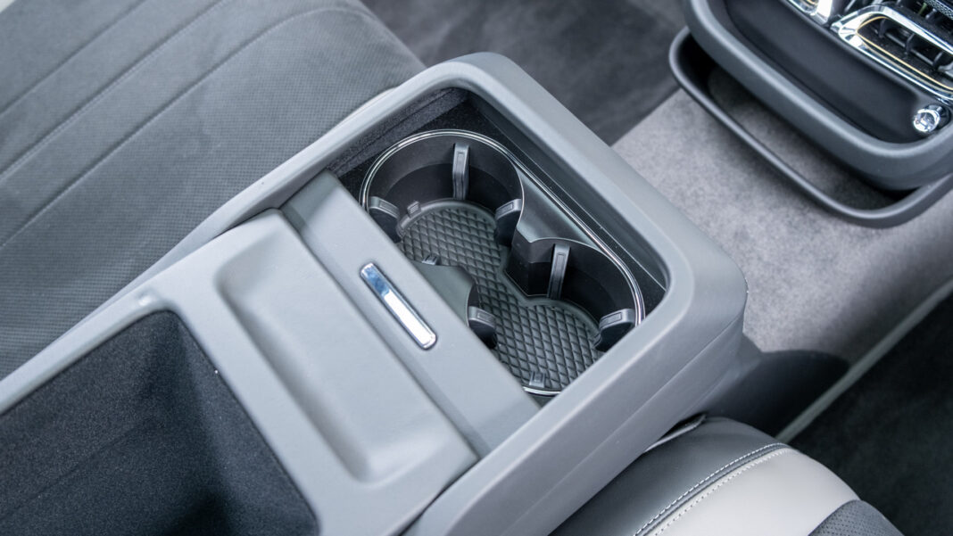 Bentley Flying Spur Hybrid rear cupholders