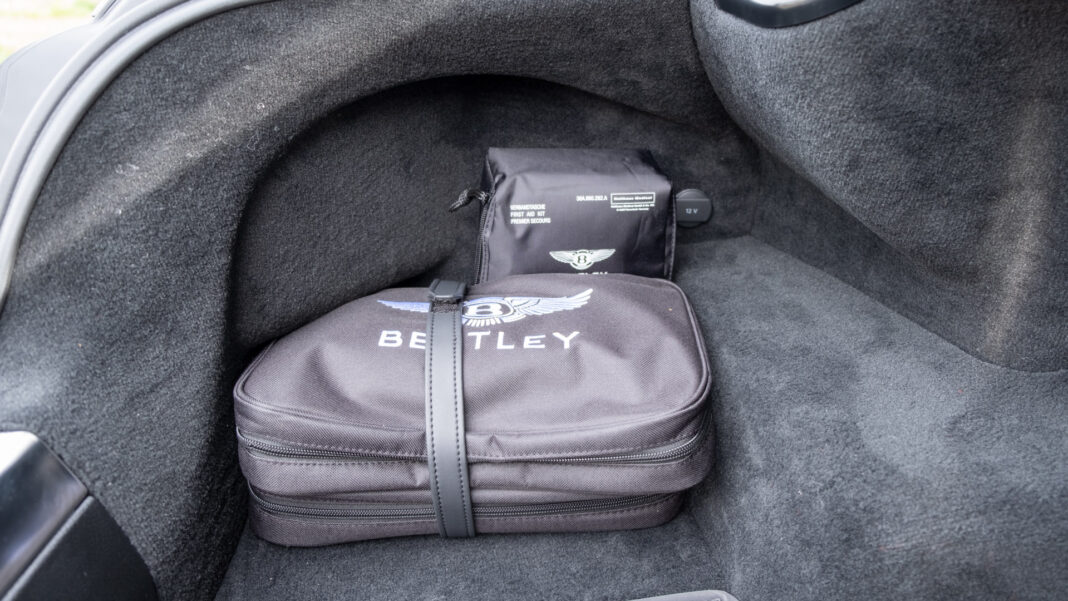 Bentley Flying Spur Hybrid rear side