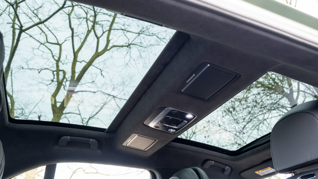 Bentley Flying Spur Hybrid rear sunroof