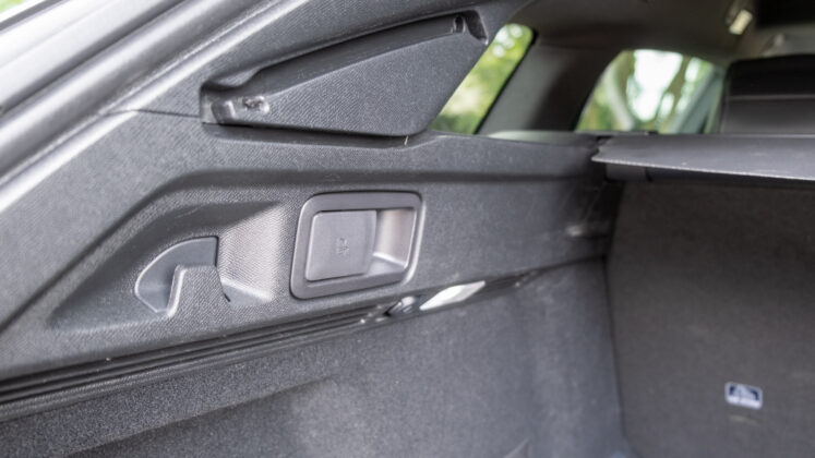 Peugeot 508 boot load cover adjustment levels