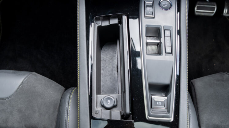 Peugeot 508 centre console storage