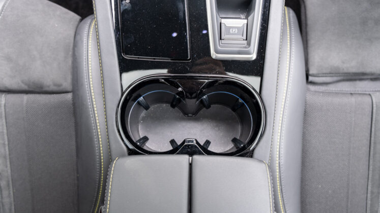 Peugeot 508 cupholders