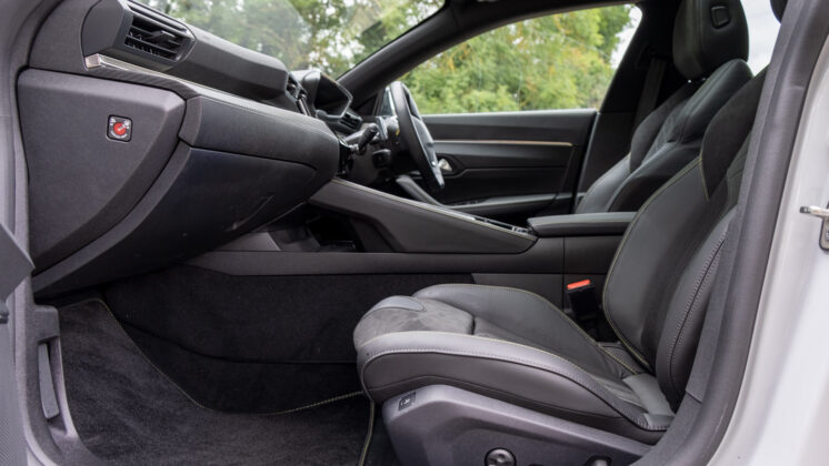 Peugeot 508 front seat design