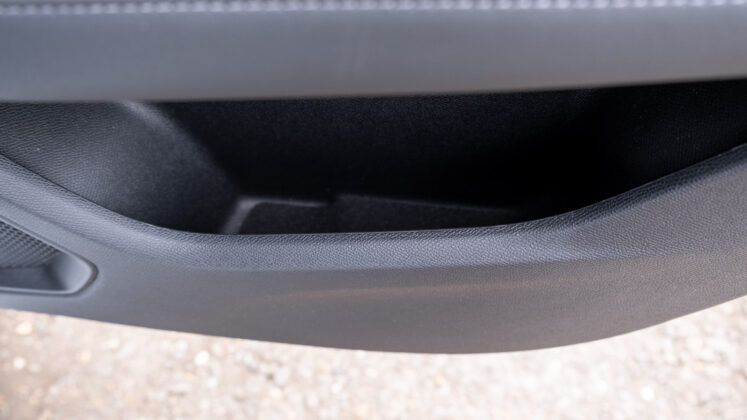 Peugeot 508 rear door compartment