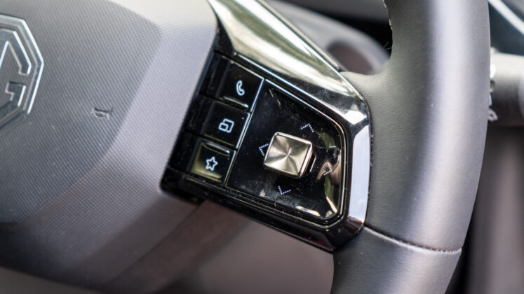 MG3 Hybrid+ steering wheel buttons