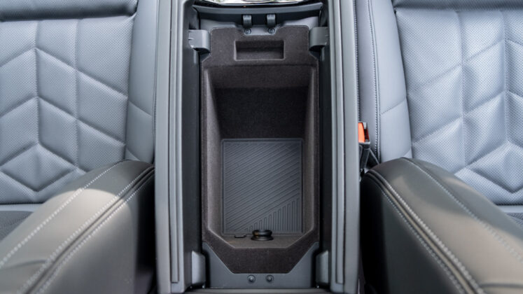 BMW i5 Touring armrest storage