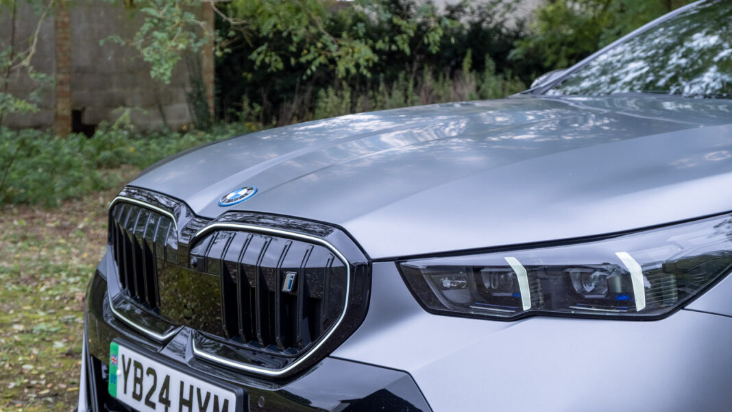 BMW i5 Touring bonnet
