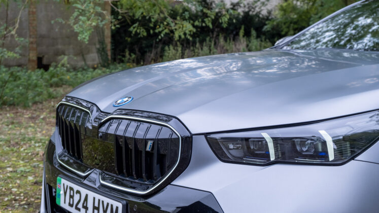 BMW i5 Touring bonnet