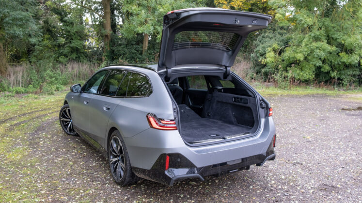 BMW i5 Touring boot