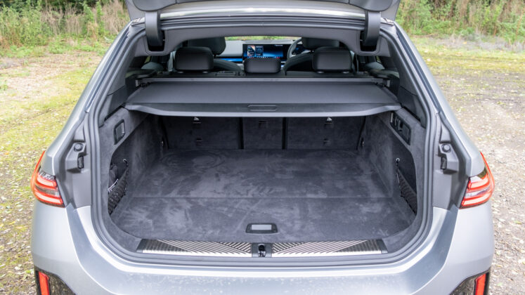 BMW i5 Touring boot load cover