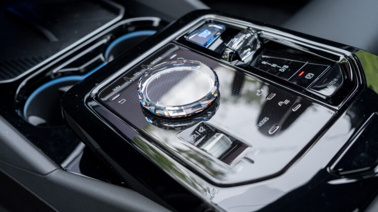 BMW i5 Touring crystal controls