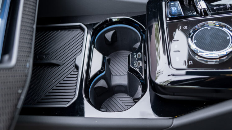 BMW i5 Touring cupholders