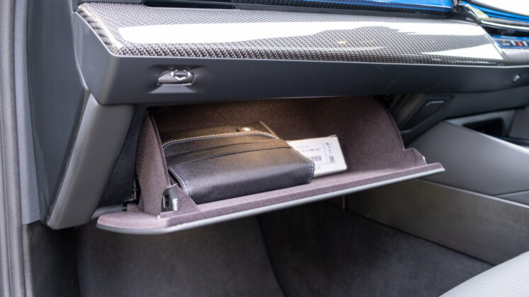 BMW i5 Touring glove box