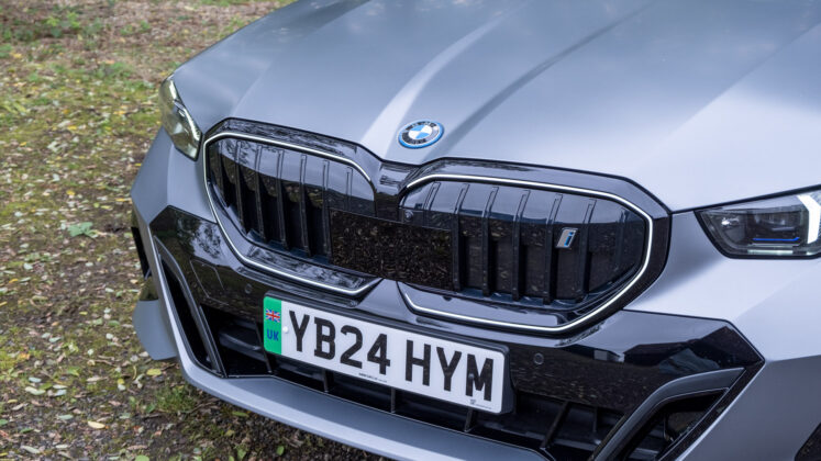 BMW i5 Touring grille