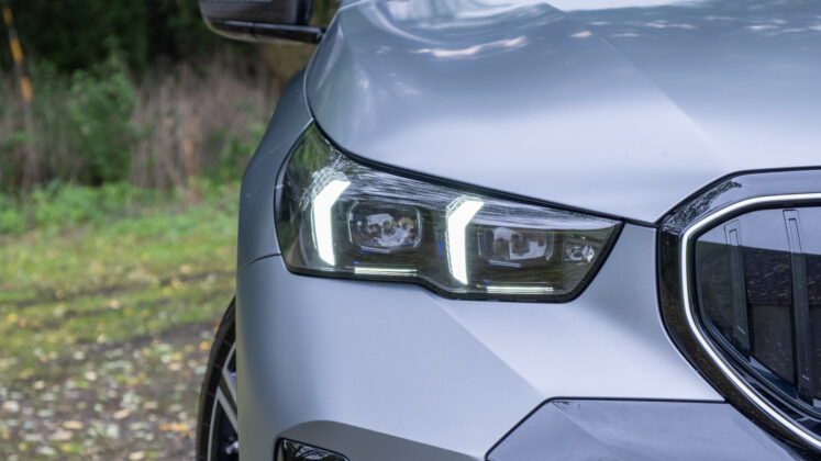 BMW i5 Touring headlights