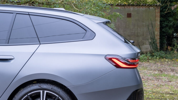 BMW i5 Touring spoiler